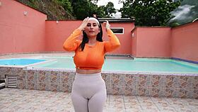 Salgo a trotar en un parque y me encuentro con un entrenador que me termina follando