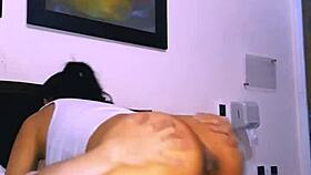 La vecina joven seduce al vecino mayor en su habitación mientras sus cónyuges están en una cena de gala