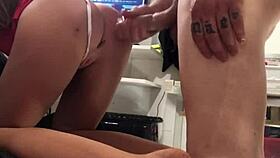 Padastro fucks loirinha's ass with sex toy