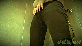 Chubbykaot wets her jeans publicly