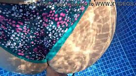 Girl SURPRISED MASTURBATING in POOL, quick SEXO en el AGUA