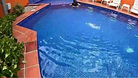 Girl SURPRISED MASTURBATING in POOL, quick SEXO en el AGUA