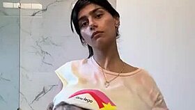 big ebony ass of mia gets admired in casual chat