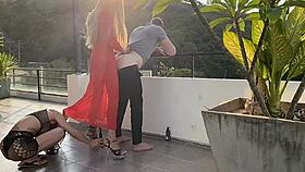 Geiler Ladyboy in Rot bums Client Candy