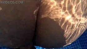 Girl SURPRISED MASTURBATING in POOL, quick SEXO en el AGUA