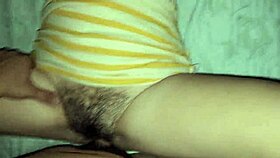 내 의붓자매가 침대에 올라 좁은 보지 보여줘서 놀아