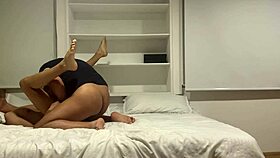 Discapacitado con ganas y joven lindo lo pilla y le presta el culo para que se lo rompa.