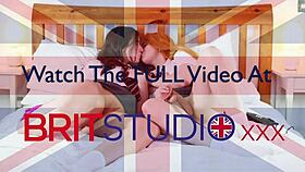 Duas Britânicas de Uniforme em Corrida de Punheta