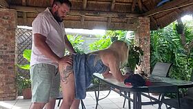 Creampie šuká nejlepšího kámošovu ženu na terase