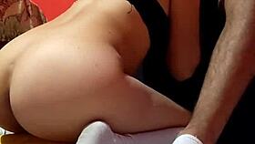 colegiala latina monta a maestro en video casero, rompe culito con uniforme