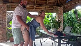 Futut creampie cu soția celui mai bun prieten pe terasă