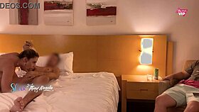 humilhando o corno da rainha hotwife o fer fodeu ela gostoso na frente dele que ficou so olhando