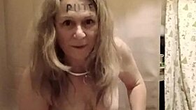 Esclave f performs striptease provocatively!