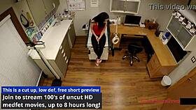 Lenna Lux aka Bill gapend betrapt op spycam tijdens gynaecoloog onderzoek door dokter Tampa