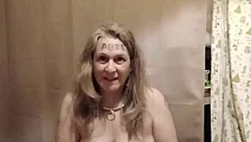 Esclave f performs striptease provocatively!