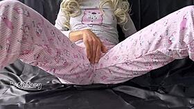 asian teen 18+ exploring self with big squirt