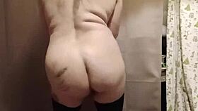 Esclave f performs striptease provocatively!