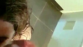 Ibu rumah tangga dalam bondage publik dirantai, ditampar, dan cumshot dalam orgasme doggystyle