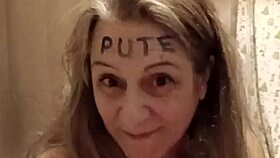 Esclave f performs striptease provocatively!