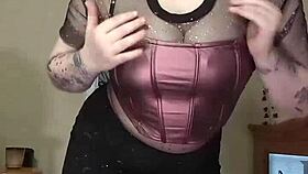 Solo devojka 18+ pleše naga, sisa pičku do skvirta.