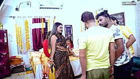 데시 새엄마가 새딸에게 갱뱅 첫 섹스 가르쳐!