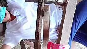 พยาบาลบริษัทเล่นกับแรงงานก่อสร้างที่ไซต์