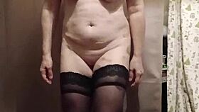 Esclave f performs striptease provocatively!