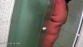 Camera escondida madrasta safada gordinha gravada tomando vanho