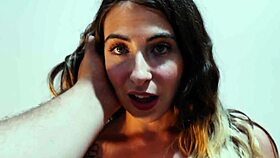 entro en mi habitacion y me sorprende mi padrastro, le comi la polla mejor que mi madre y recibi un facial