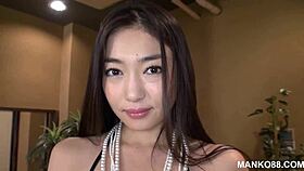 该死，这个霸道亚洲美女爱上变态足交玩法！