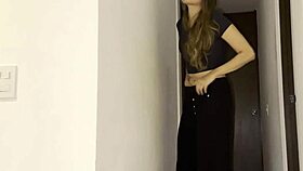 La esposa de mi mejor amiga se masturba mientras yo veo