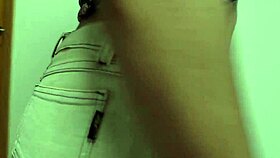 me masturbo hasta el squirt y mojo mis pantalones