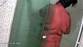 Camera escondida madrasta safada gordinha gravada tomando vanho