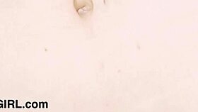 สาวบลอนด์สวยเปลือยใกล้ๆ