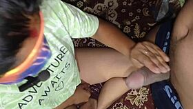 בחורה שמה יד בפה של חברה בזמן מקלחת עם אודיו הינדי