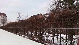 German teen amateur interacts with user in a casual scenario.