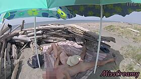 Teneriffan nudistirannalla, sisarpuoli vetää häpeämättömästi isäpuolen kyrpää