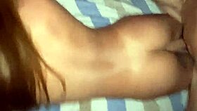 Lui sborra nella figa piccola.