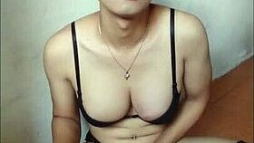 このアマチュアのシーメールがブラとストッキングでハンカチにイッちゃう