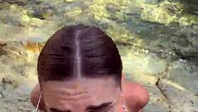 Hé, nézd ezt a vad tengerparti faszszopást, sperma mindenhol a cicijén