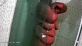 Camera escondida madrasta safada gordinha gravada tomando vanho