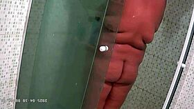 Camera escondida madrasta safada gordinha gravada tomando vanho