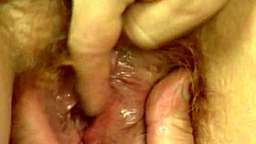 Škaredá 78-ročná červenovláska dostáva extrémny prvý fisting tvrdo