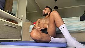 Dan Sanches live streaming his daily routine with workout and flashing