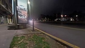 Latinalainen transseksuaali väläyttää ulkona crossdressingissa syvä kurkunpano syljellä