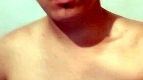 Amadora se masturba no quarto da amiga durante massagem