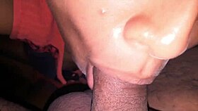 mi hermanastra me chupa el pene muy lento y me saca toda la leche con sus manitos suaves