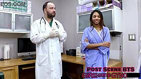 Črna medicinska sestra Solana z dolgimi lasmi in naravnimi joški zdrži davljenje in zehanje v bolnišnični fetiš