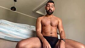 Dan Sanches live streaming his daily routine with workout and flashing