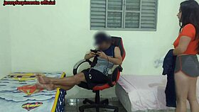 meia-irmã se troca perto do meio-irmão e ele acaba fodendo ela na cadeira gamer.